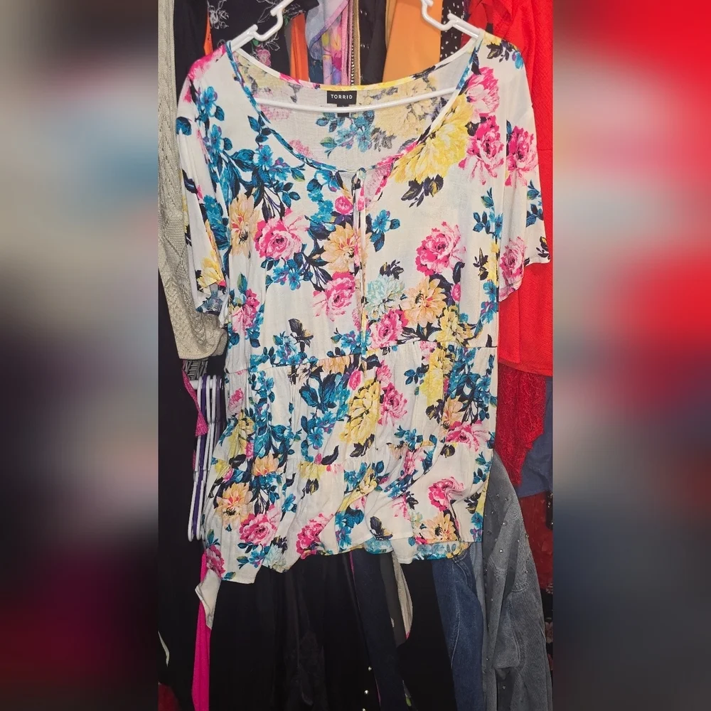 Torrid 2X White Floral Color Pop short Sleeve V Neck Lenny Babydoll Tunic Blouse